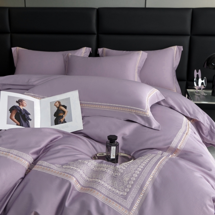 91家纺网 家纺一手货源 找家纺 榻尚家居 2023新款格瑞斯系列100贡缎长绒棉四件套工艺款四件套 格瑞斯紫