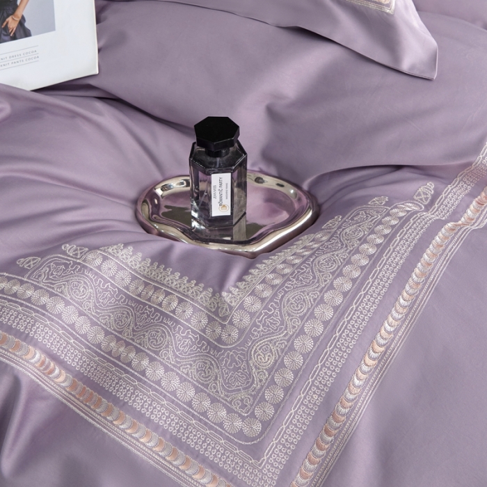 91家纺网 家纺一手货源 找家纺 榻尚家居 2023新款格瑞斯系列100贡缎长绒棉四件套工艺款四件套 格瑞斯紫