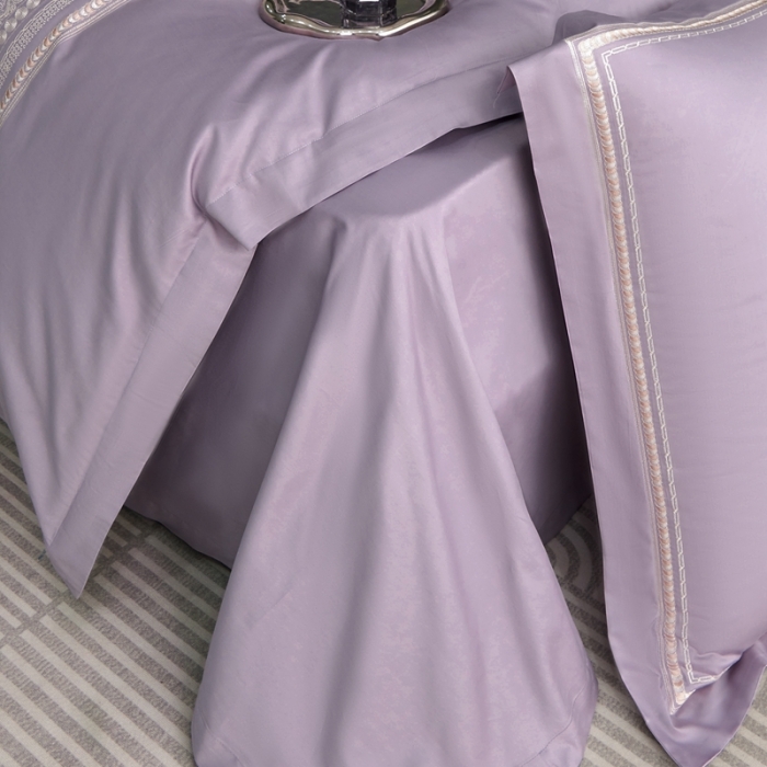 91家纺网 家纺一手货源 找家纺 榻尚家居 2023新款格瑞斯系列100贡缎长绒棉四件套工艺款四件套 格瑞斯紫