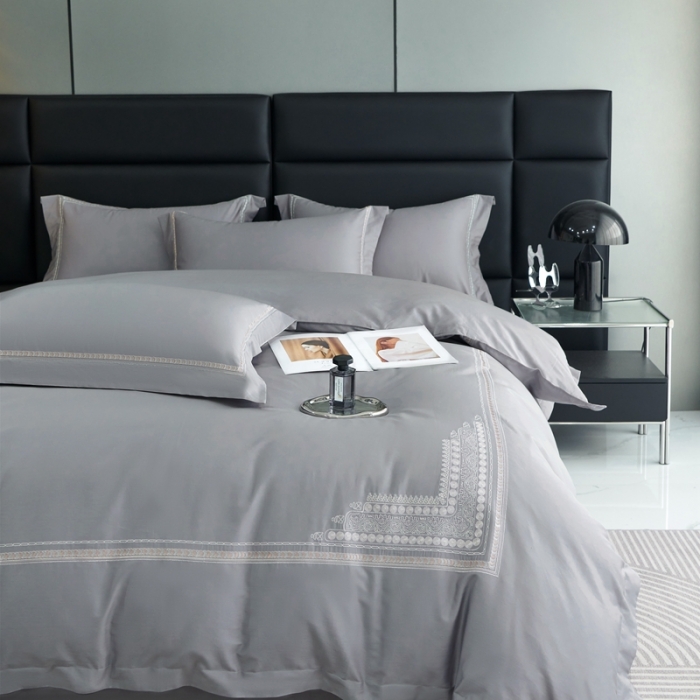 91家纺网 家纺一手货源 找家纺 榻尚家居 2023新款格瑞斯系列100贡缎长绒棉四件套工艺款四件套 格瑞斯灰