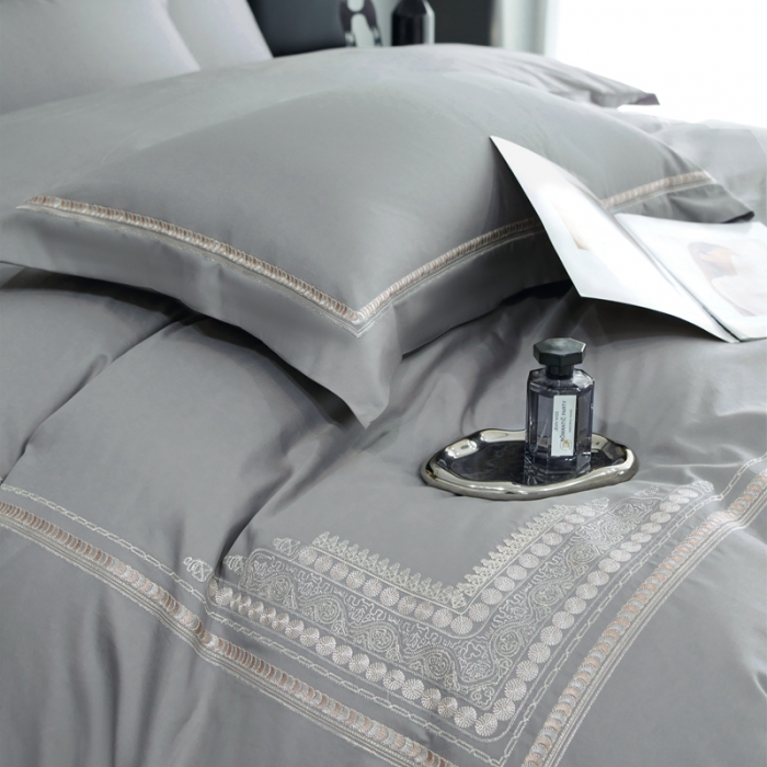 91家纺网 家纺一手货源 找家纺 榻尚家居 2023新款格瑞斯系列100贡缎长绒棉四件套工艺款四件套 格瑞斯灰