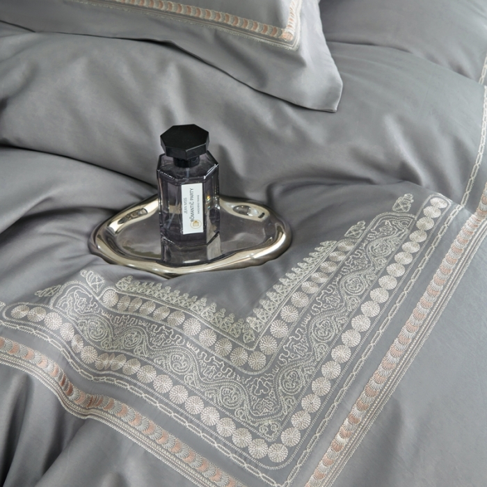 91家纺网 家纺一手货源 找家纺 榻尚家居 2023新款格瑞斯系列100贡缎长绒棉四件套工艺款四件套 格瑞斯灰