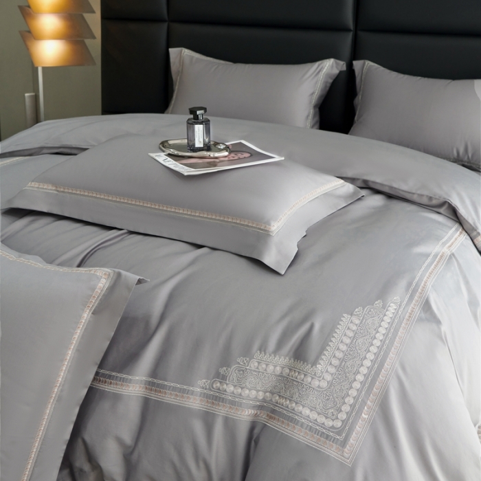 91家纺网 家纺一手货源 找家纺 榻尚家居 2023新款格瑞斯系列100贡缎长绒棉四件套工艺款四件套 格瑞斯灰