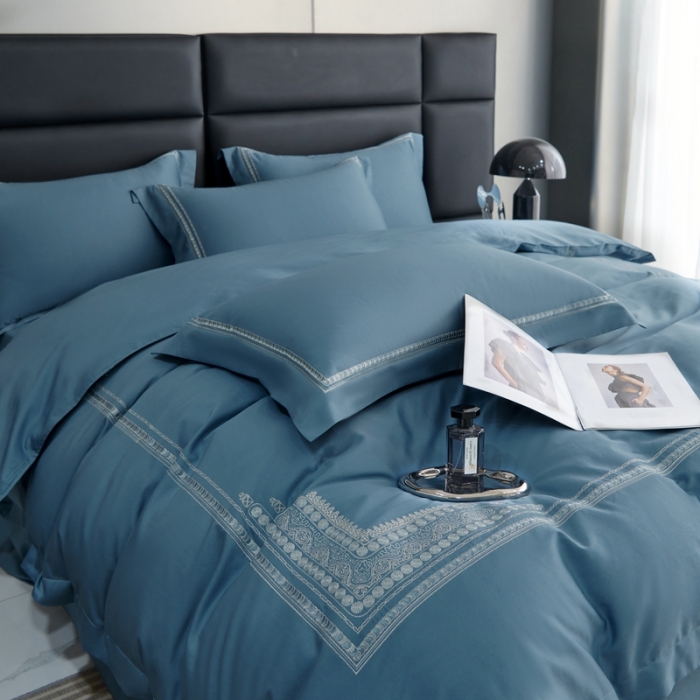 91家纺网 家纺一手货源 找家纺 榻尚家居 2023新款格瑞斯系列100贡缎长绒棉四件套工艺款四件套 格瑞斯蓝