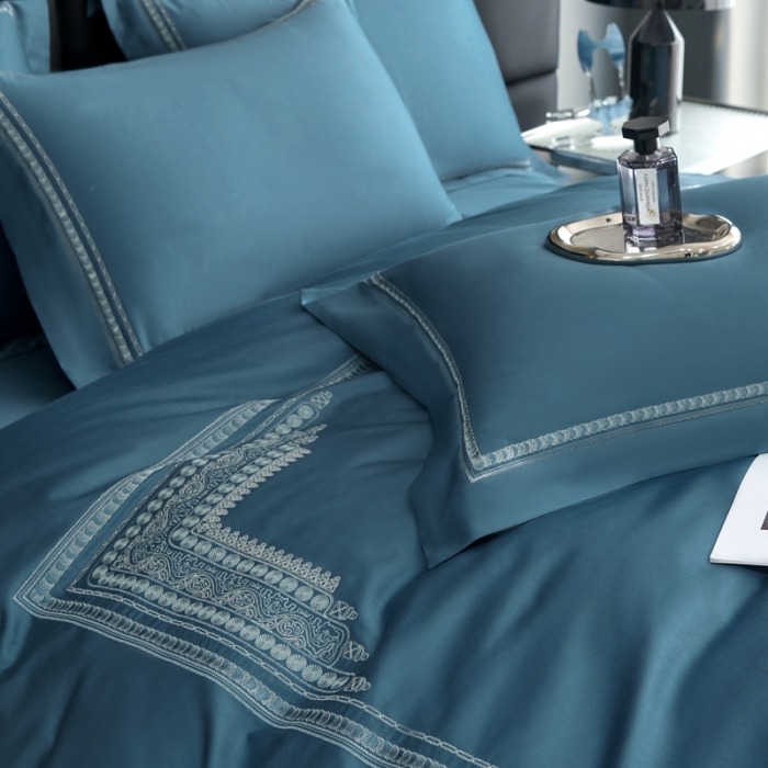 91家纺网 家纺一手货源 找家纺 榻尚家居 2023新款格瑞斯系列100贡缎长绒棉四件套工艺款四件套 格瑞斯蓝