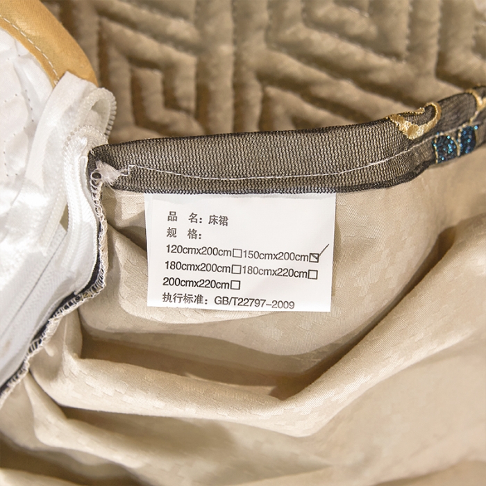 91家纺网 家纺一手货源 找家纺 罗艺轩 2024新款贡缎提花夹棉床裙三件套千鸟格系列 千鸟格-香槟金