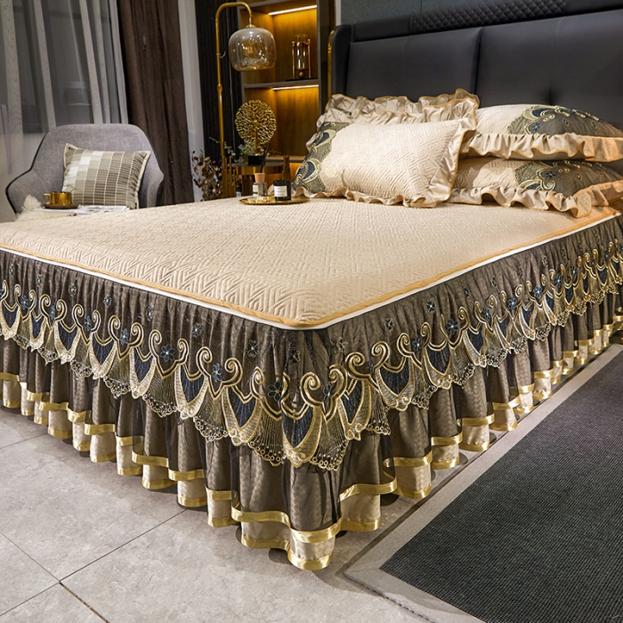 91家纺网 家纺一手货源 找家纺 罗艺轩 2024新款贡缎提花夹棉床裙三件套千鸟格系列 千鸟格-香槟金