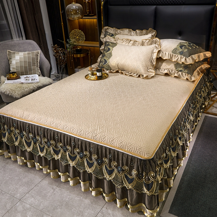 91家纺网 家纺一手货源 找家纺 罗艺轩 2024新款贡缎提花夹棉床裙三件套千鸟格系列 千鸟格-香槟金