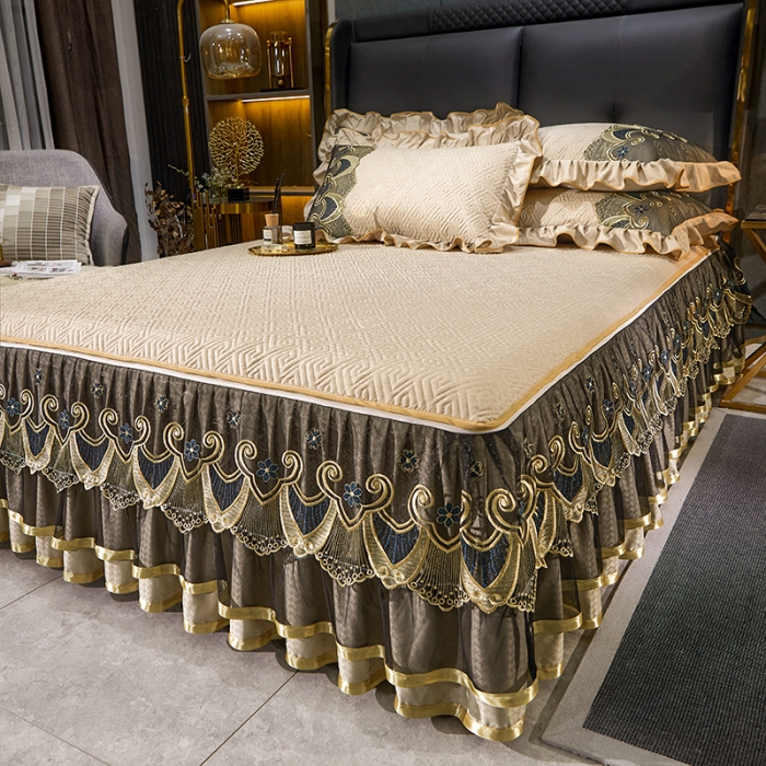 91家纺网 家纺一手货源 找家纺 罗艺轩 2024新款贡缎提花夹棉床裙三件套千鸟格系列 千鸟格-香槟金