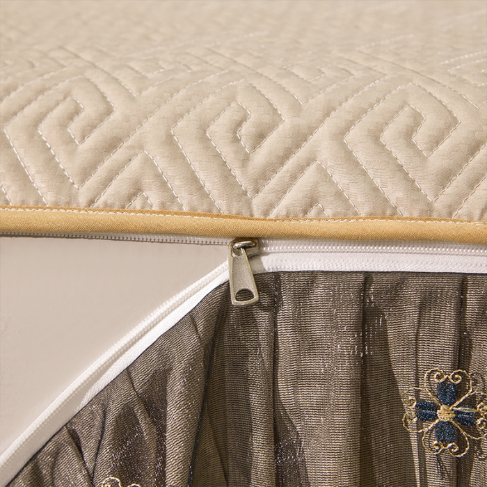 91家纺网 家纺一手货源 找家纺 罗艺轩 2024新款贡缎提花夹棉床裙三件套千鸟格系列 千鸟格-香槟金