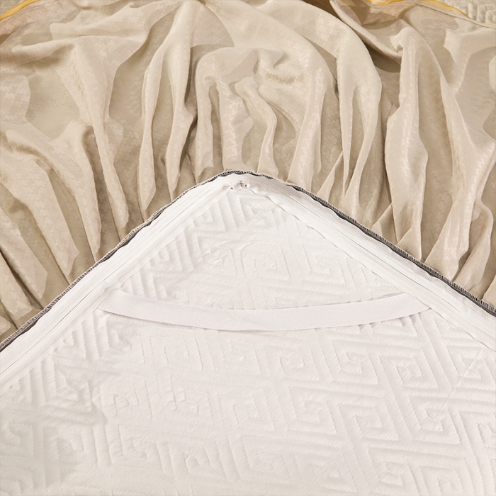 91家纺网 家纺一手货源 找家纺 罗艺轩 2024新款贡缎提花夹棉床裙三件套千鸟格系列 千鸟格-香槟金