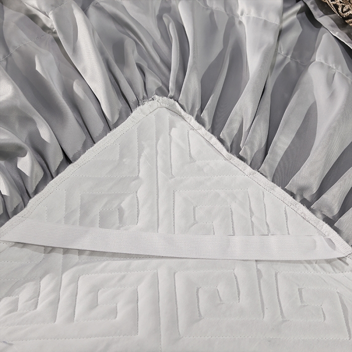 91家纺网 家纺一手货源 找家纺 罗艺轩 2024新款贡缎夹棉床裙三件套凯撒王朝系列 凯撒王朝-冰灿银