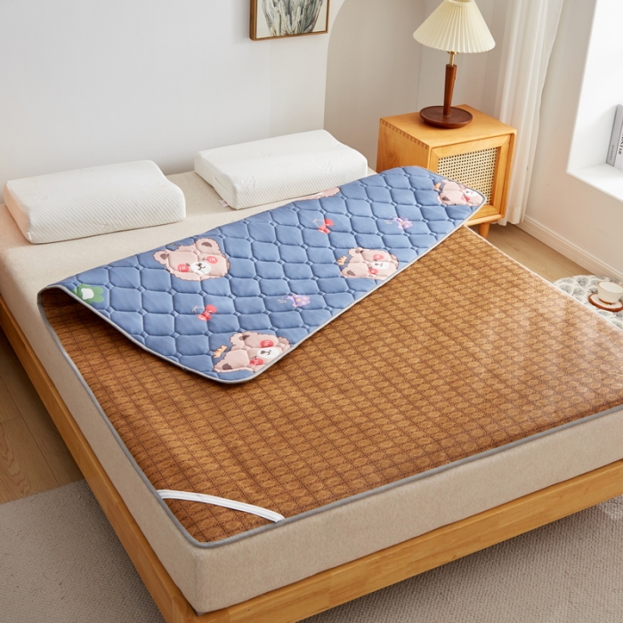 91家纺网 家纺一手货源 找家纺 （总）迪乐妮 2024AB双面可用藤席凉席夹棉床褥地垫成人款