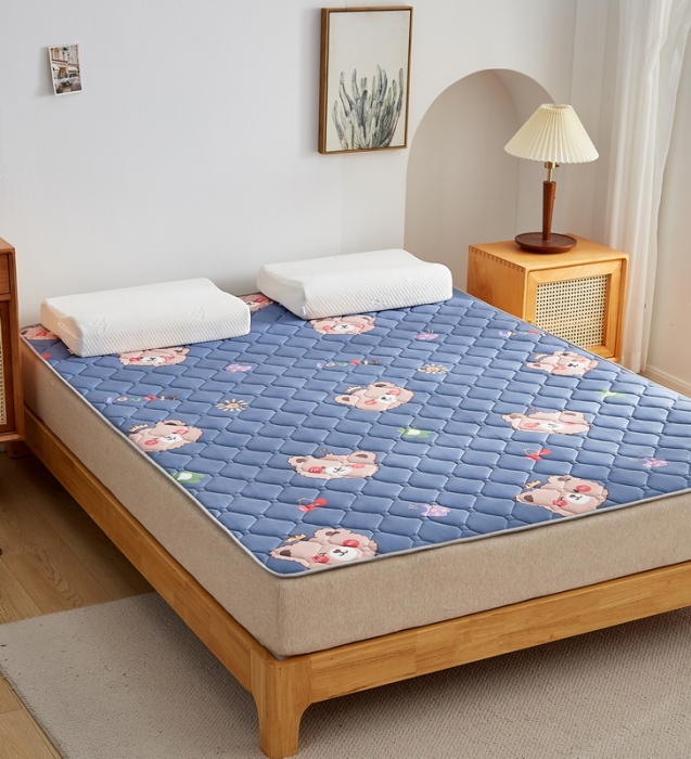 91家纺网 家纺一手货源 找家纺 迪乐妮 2023AB双面可用藤席夹棉床褥地垫成人款 灰熊