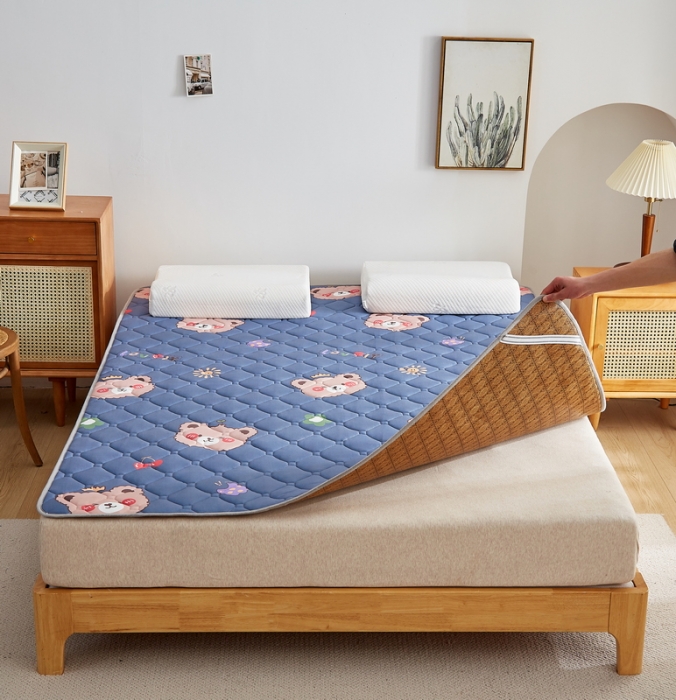 91家纺网 家纺一手货源 找家纺 迪乐妮 2023AB双面可用藤席夹棉床褥地垫成人款 灰熊