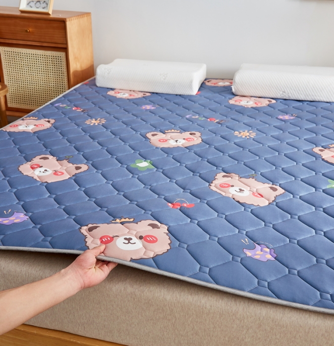 91家纺网 家纺一手货源 找家纺 迪乐妮 2023AB双面可用藤席夹棉床褥地垫成人款 灰熊