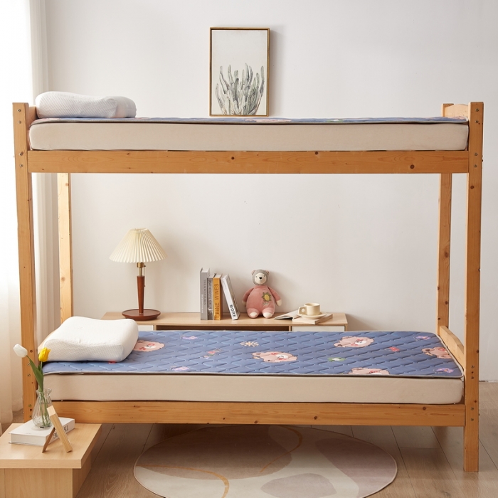 91家纺网 家纺一手货源 找家纺 迪乐妮 2024AB双面可用藤席凉席夹棉床褥地垫成人款 灰熊