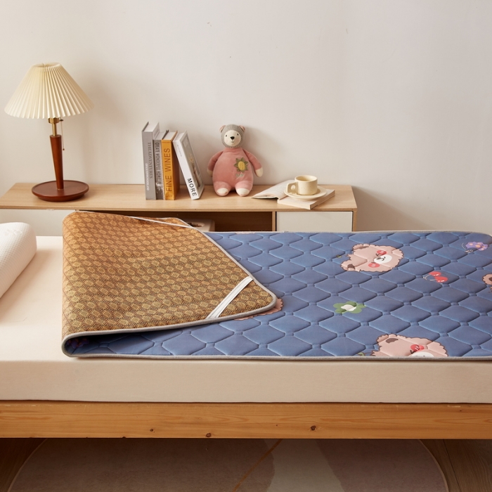 91家纺网 家纺一手货源 找家纺 迪乐妮 2024AB双面可用藤席凉席夹棉床褥地垫成人款 灰熊