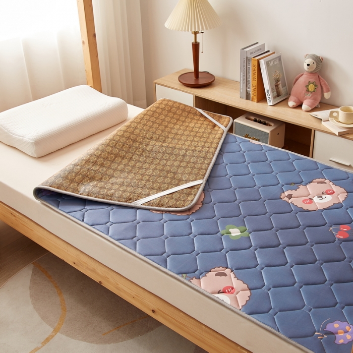 91家纺网 家纺一手货源 找家纺 迪乐妮 2024AB双面可用藤席凉席夹棉床褥地垫成人款 灰熊