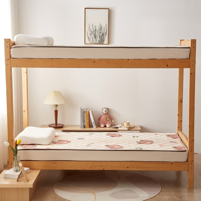 91家纺网 家纺一手货源 找家纺 迪乐妮 2024AB双面可用藤席凉席夹棉床褥地垫成人款 米熊