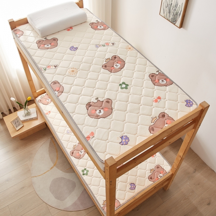 91家纺网 家纺一手货源 找家纺 迪乐妮 2024AB双面可用藤席凉席夹棉床褥地垫成人款 米熊