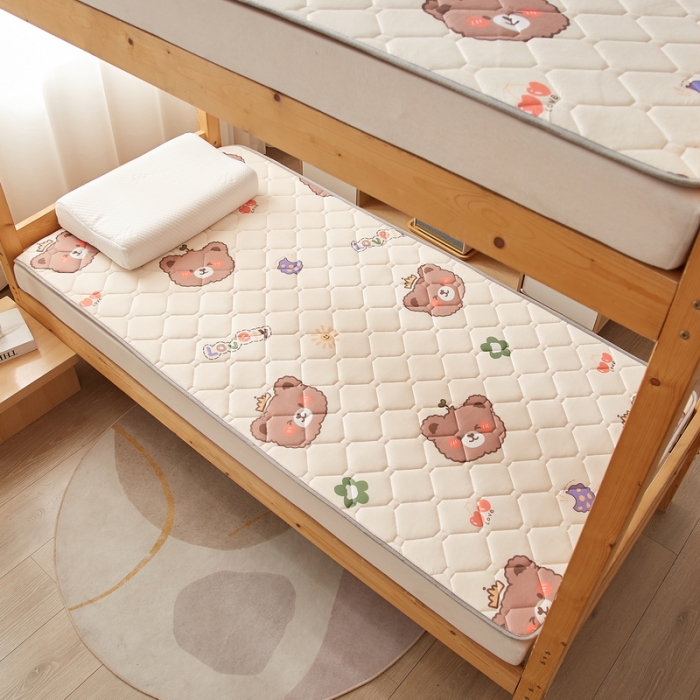 91家纺网 家纺一手货源 找家纺 迪乐妮 2024AB双面可用藤席凉席夹棉床褥地垫成人款 米熊