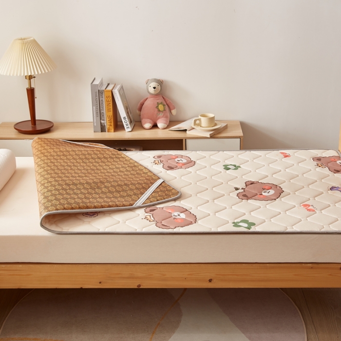 91家纺网 家纺一手货源 找家纺 迪乐妮 2024AB双面可用藤席凉席夹棉床褥地垫成人款 米熊