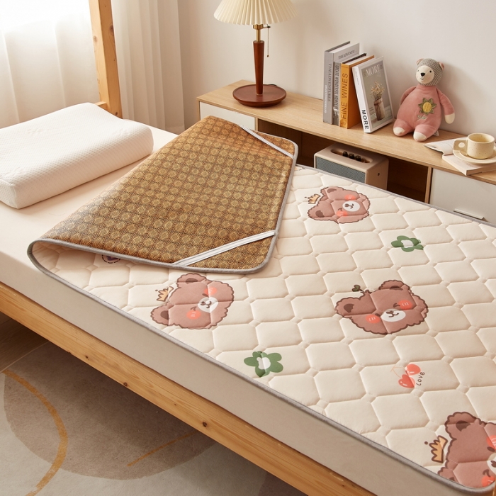 91家纺网 家纺一手货源 找家纺 迪乐妮 2024AB双面可用藤席凉席夹棉床褥地垫成人款 米熊