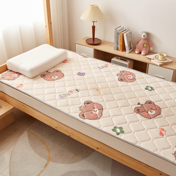 91家纺网 家纺一手货源 找家纺 迪乐妮 2024AB双面可用藤席凉席夹棉床褥地垫成人款 米熊