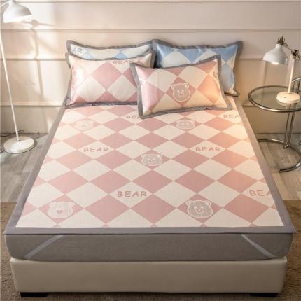 91家纺网 家纺一手货源 找家纺 2024新品1500D数码印花冰丝席千鸟格床单款凉席 小熊维尼粉
