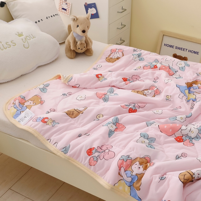 91家纺网 家纺一手货源 找家纺 嗨生活 2025新款儿童A类凉感丝冰激凌夏被 花粉女孩