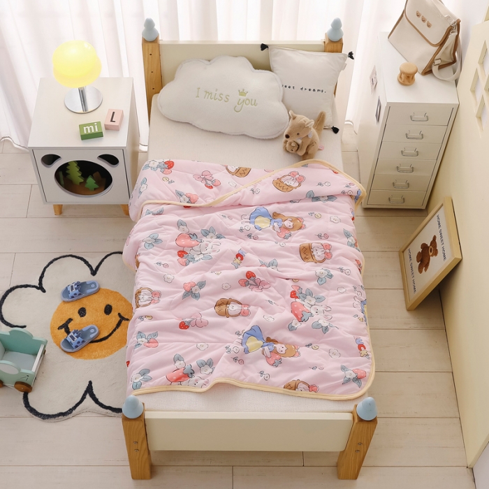 91家纺网 家纺一手货源 找家纺 嗨生活 2025新款儿童A类凉感丝冰激凌夏被 花粉女孩