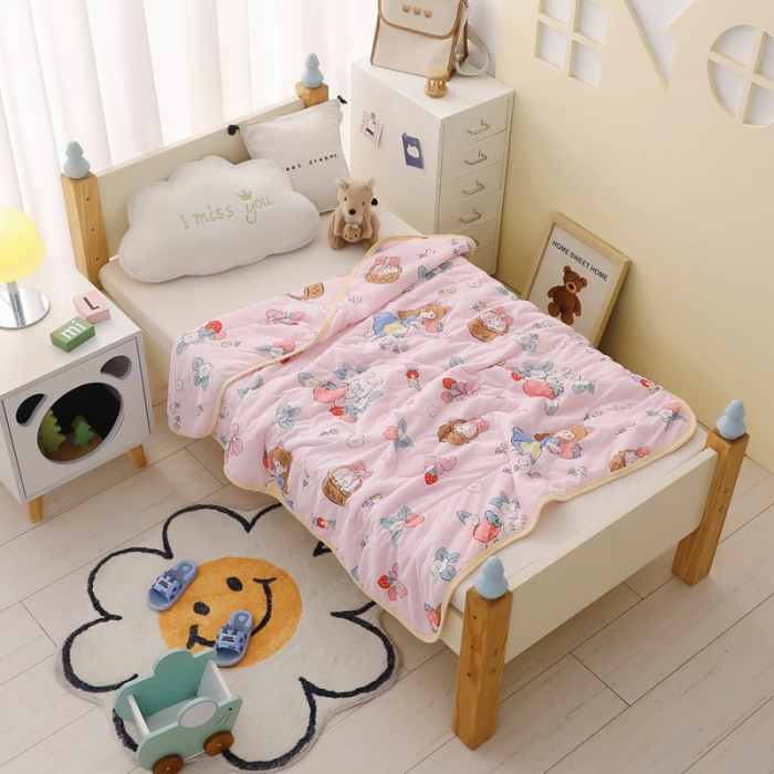 91家纺网 家纺一手货源 找家纺 嗨生活 2025新款儿童A类凉感丝冰激凌夏被 花粉女孩