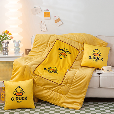 91家纺网 家纺一手货源 找家纺 （总）皇家乳胶体验馆2023新款小黄鸭水晶绒印花抱枕被