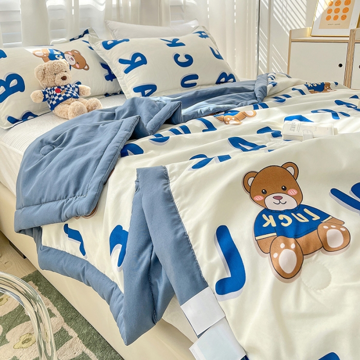 91家纺网 家纺一手货源 找家纺 星巴K 2023新款洛卡棉美棉印花夏被亲肤手包边夏被 字母熊