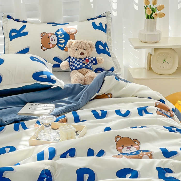 91家纺网 家纺一手货源 找家纺 星巴K 2023新款洛卡棉美棉印花夏被亲肤手包边夏被 字母熊