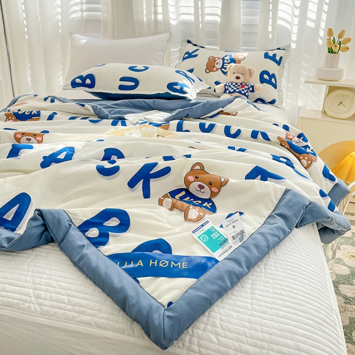 91家纺网 家纺一手货源 找家纺 星巴K 2023新款洛卡棉美棉印花夏被亲肤手包边夏被 字母熊