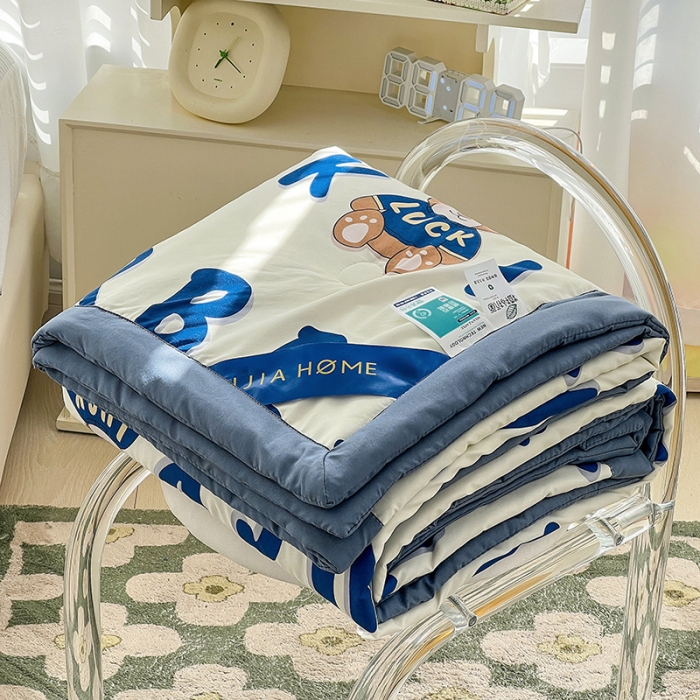 91家纺网 家纺一手货源 找家纺 星巴K 2023新款洛卡棉美棉印花夏被亲肤手包边夏被 字母熊