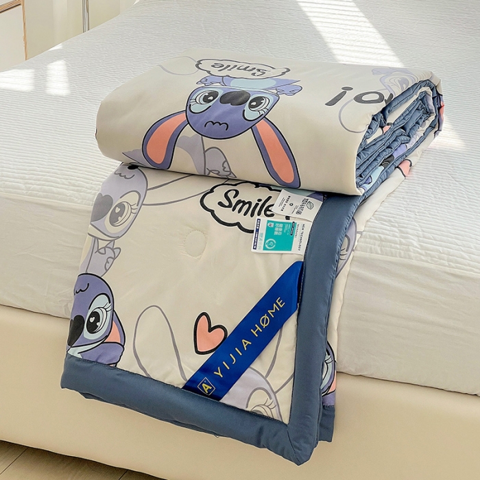 91家纺网 家纺一手货源 找家纺 星巴K 2023新款洛卡棉美棉印花夏被亲肤手包边夏被 史迪仔