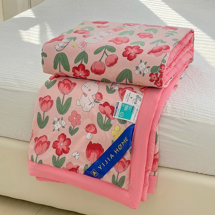 91家纺网 家纺一手货源 找家纺 星巴K 2023新款洛卡棉美棉印花夏被亲肤手包边夏被 花园兔