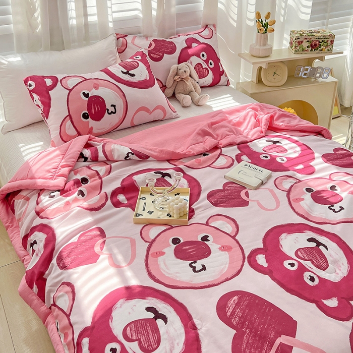 91家纺网 家纺一手货源 找家纺 星巴K 2023新款洛卡棉美棉印花夏被亲肤手包边夏被 草莓熊