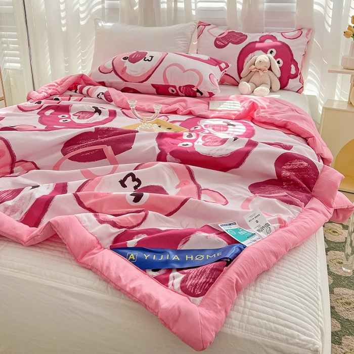 91家纺网 家纺一手货源 找家纺 星巴K 2023新款洛卡棉美棉印花夏被亲肤手包边夏被 草莓熊