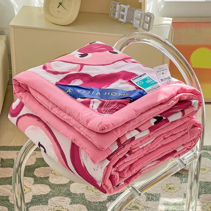 91家纺网 家纺一手货源 找家纺 星巴K 2023新款洛卡棉美棉印花夏被亲肤手包边夏被 草莓熊