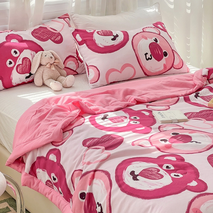 91家纺网 家纺一手货源 找家纺 星巴K 2023新款洛卡棉美棉印花夏被亲肤手包边夏被 草莓熊