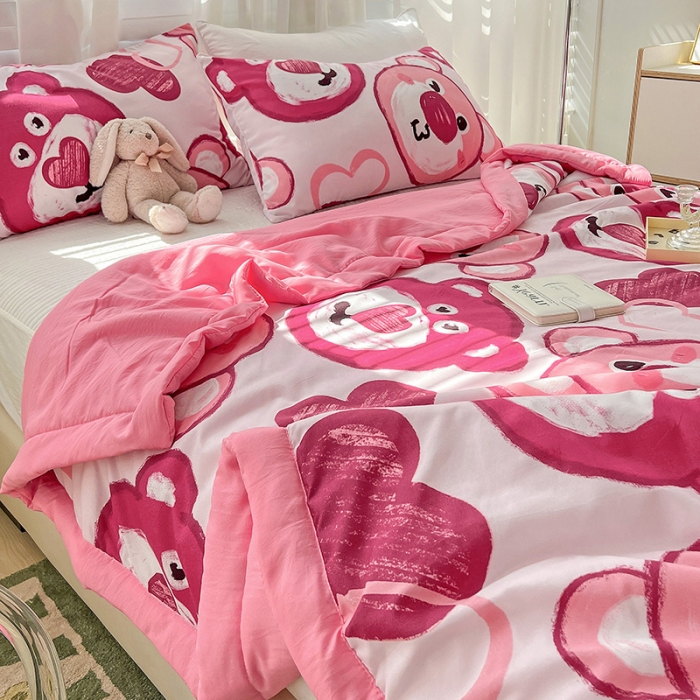 91家纺网 家纺一手货源 找家纺 星巴K 2023新款洛卡棉美棉印花夏被亲肤手包边夏被 草莓熊