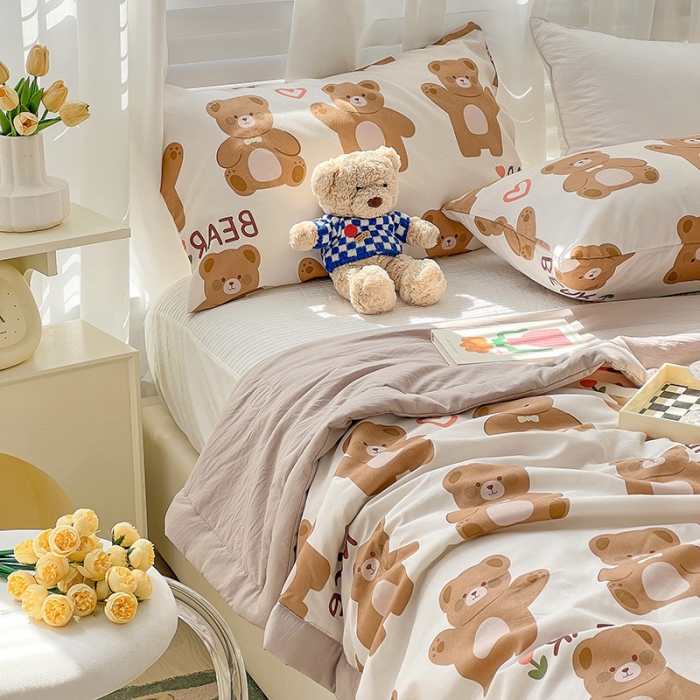 91家纺网 家纺一手货源 找家纺 星巴K 2023新款洛卡棉美棉印花夏被亲肤手包边夏被 饼干熊