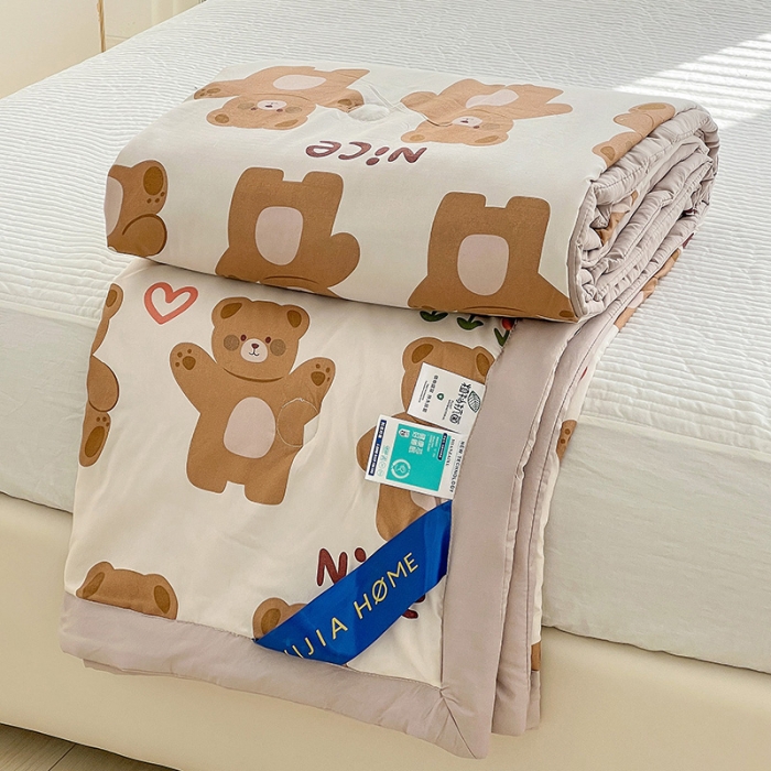 91家纺网 家纺一手货源 找家纺 星巴K 2023新款洛卡棉美棉印花夏被亲肤手包边夏被 饼干熊