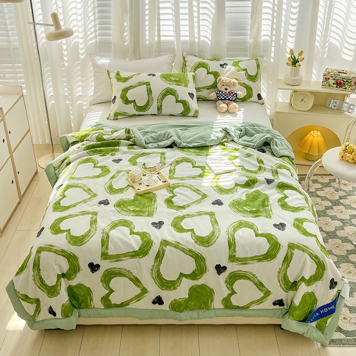 91家纺网 家纺一手货源 找家纺 星巴K 2023新款洛卡棉美棉印花夏被亲肤手包边夏被 爱心绿