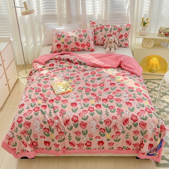 91家纺网 家纺一手货源 找家纺 星巴K 2023新款洛卡棉美棉印花夏被亲肤手包边夏被 花园兔