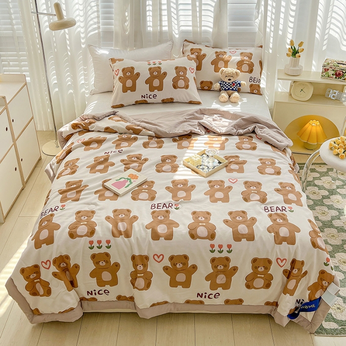 91家纺网 家纺一手货源 找家纺 星巴K 2023新款洛卡棉美棉印花夏被亲肤手包边夏被 饼干熊